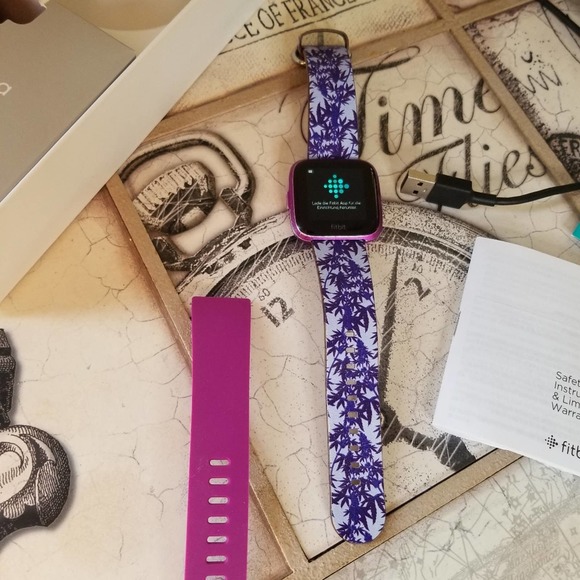 Fitbit Versa Lite Edition Purple Leafs - Picture 7 of 9